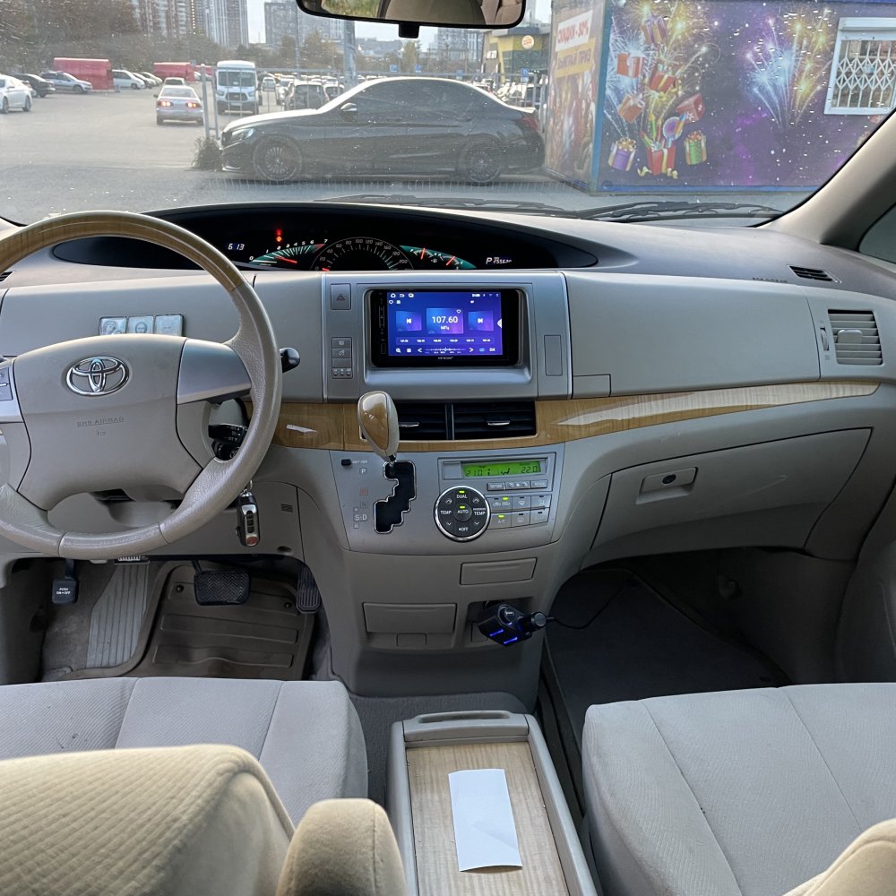 Toyota Previa — фото 1 из 1