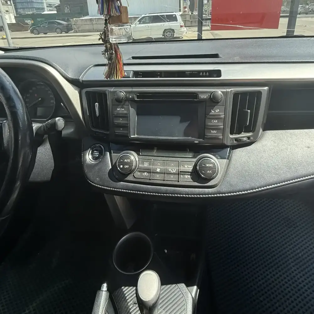 Toyota RAV4 — фото 5 из 6