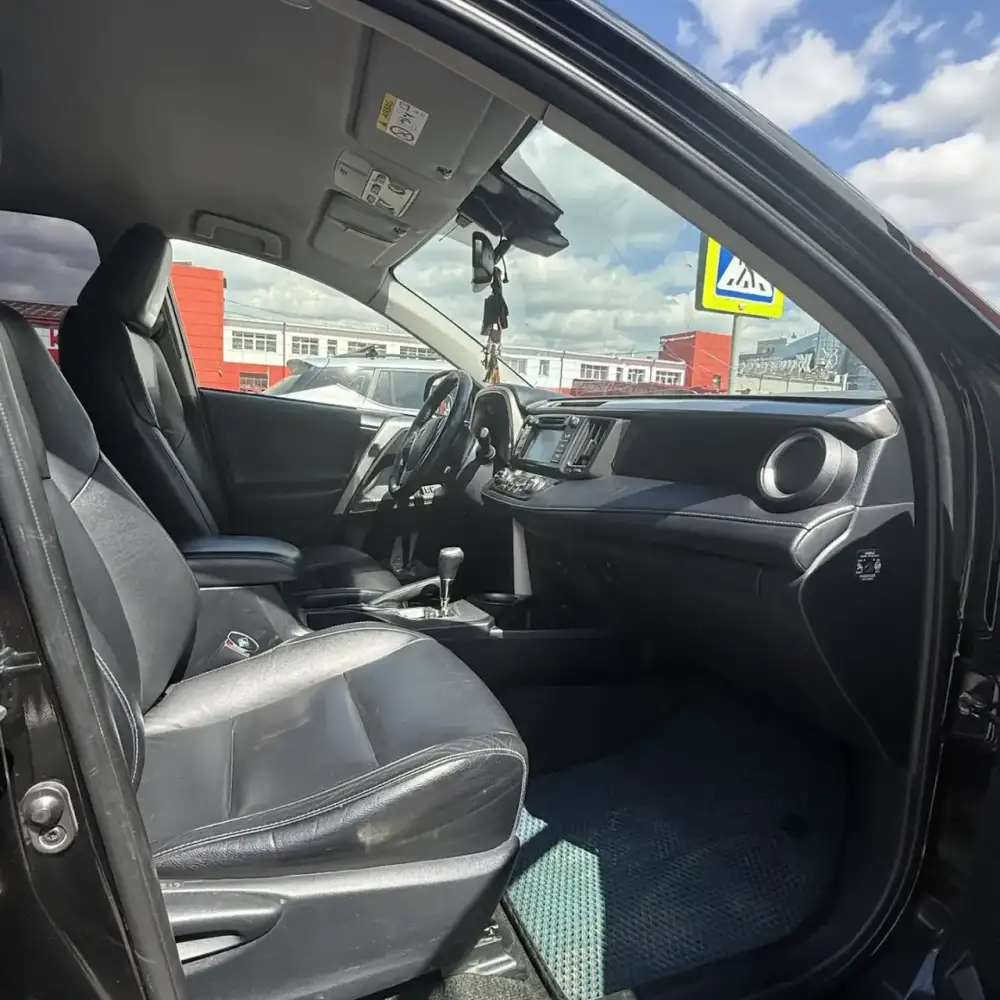 Toyota RAV4 — фото 6 из 6