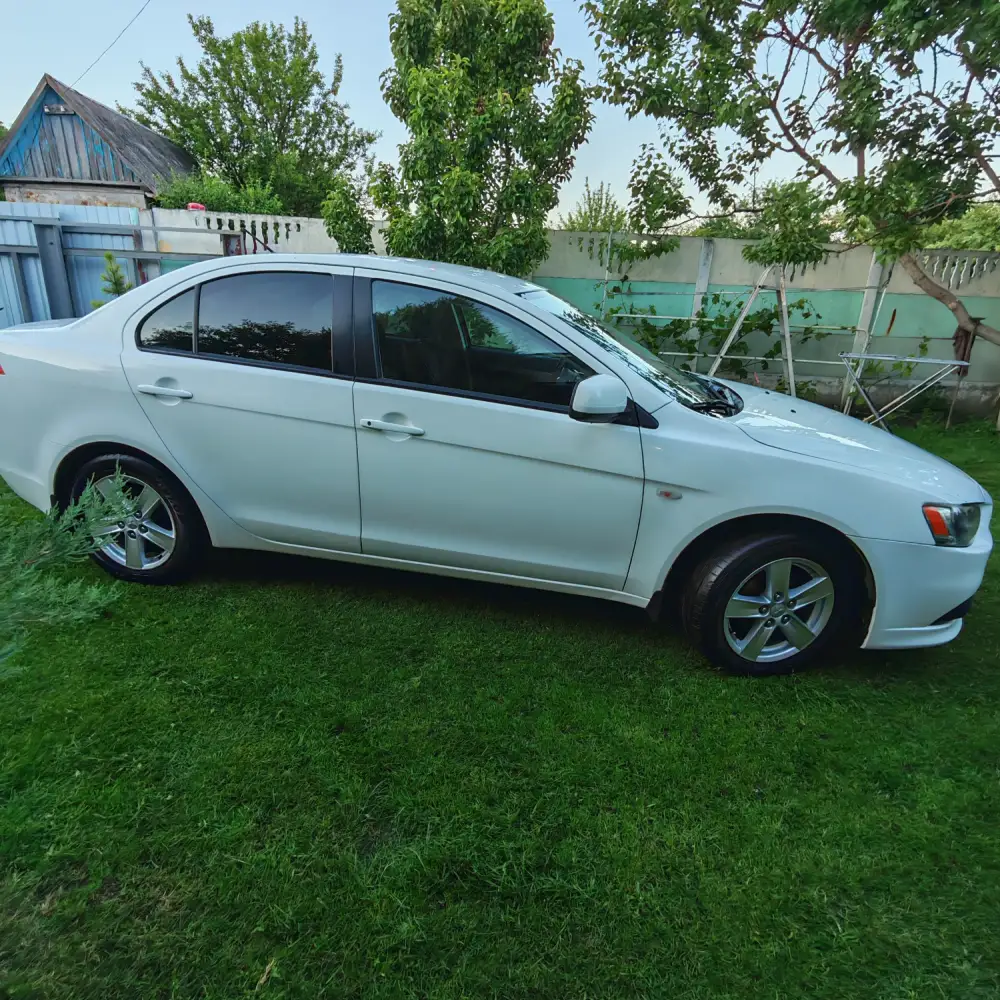 Mitsubishi Lancer — фото 5 из 6