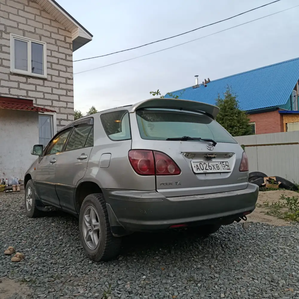 Toyota Harrier — фото 4 из 4