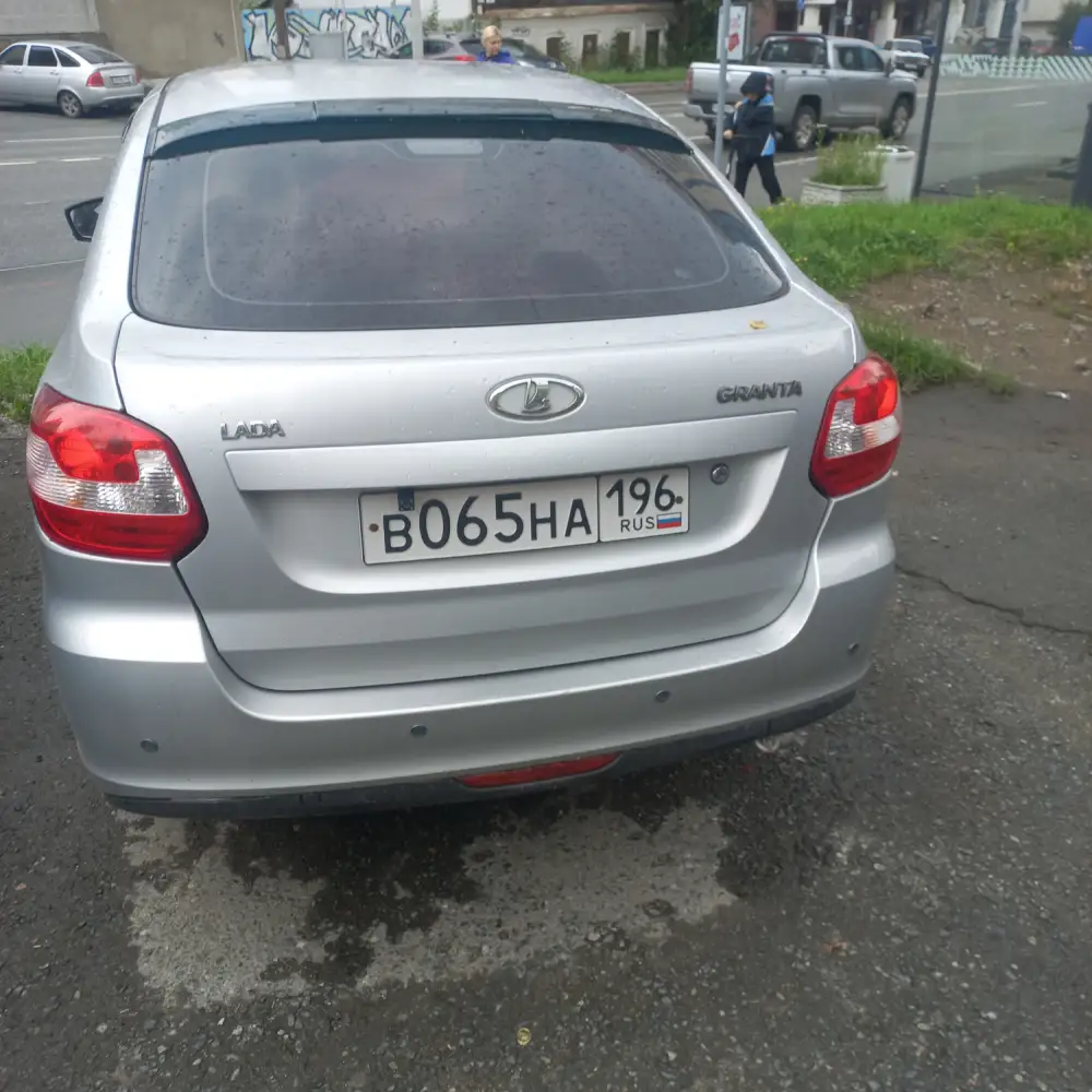 Lada Granta — фото 1 из 3