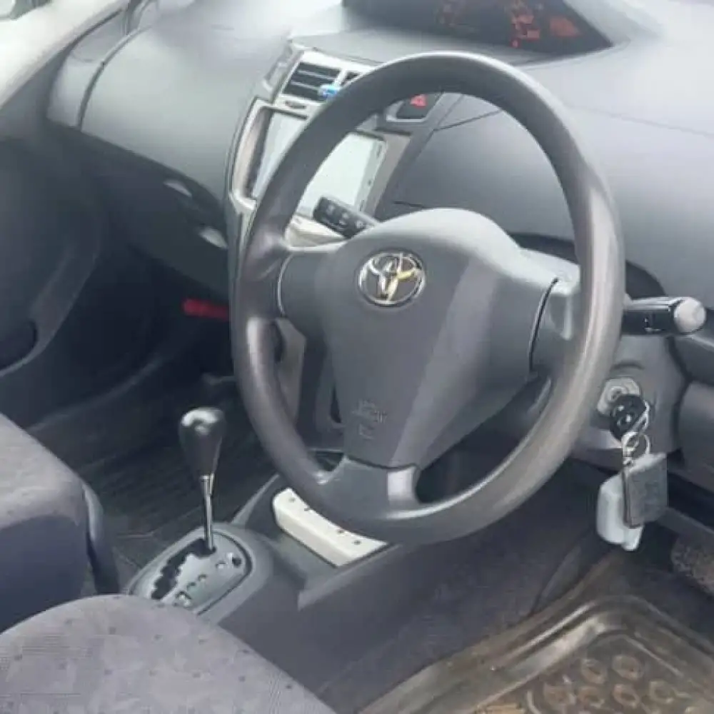 Toyota Vitz — фото 1 из 6