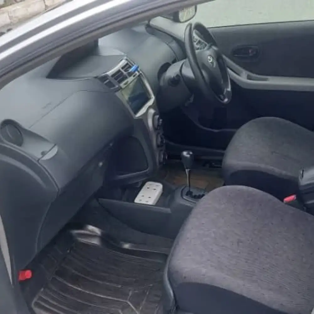 Toyota Vitz — фото 4 из 6