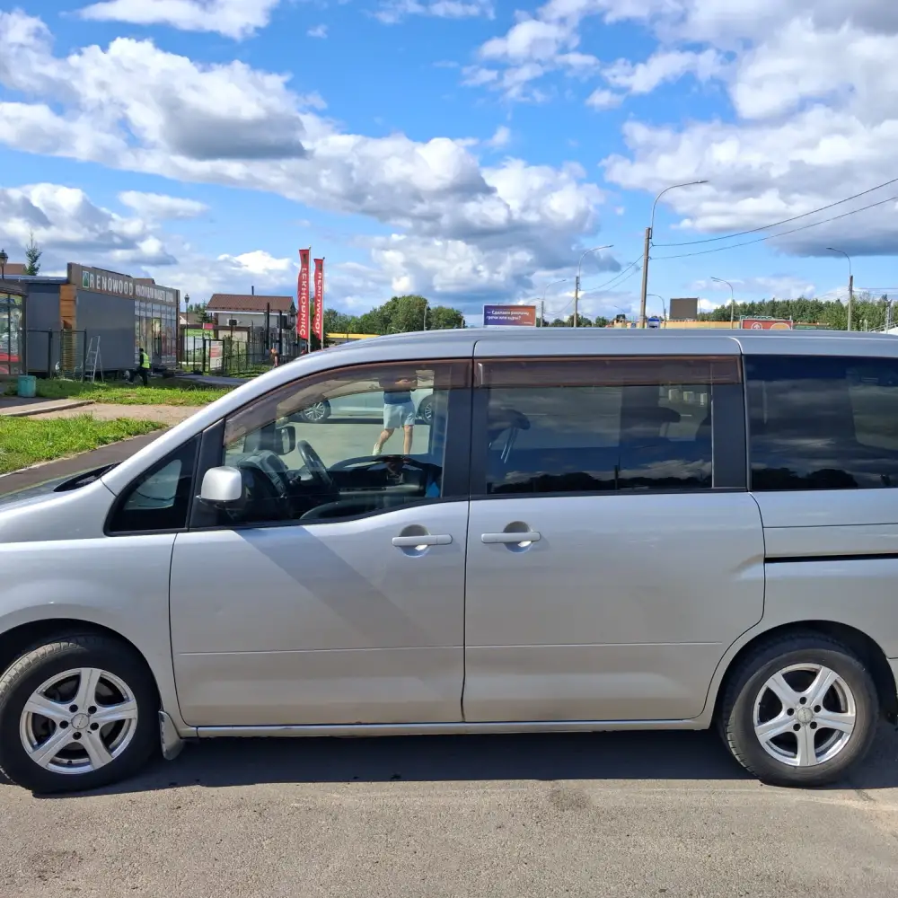 Nissan Serena — фото 2 из 6