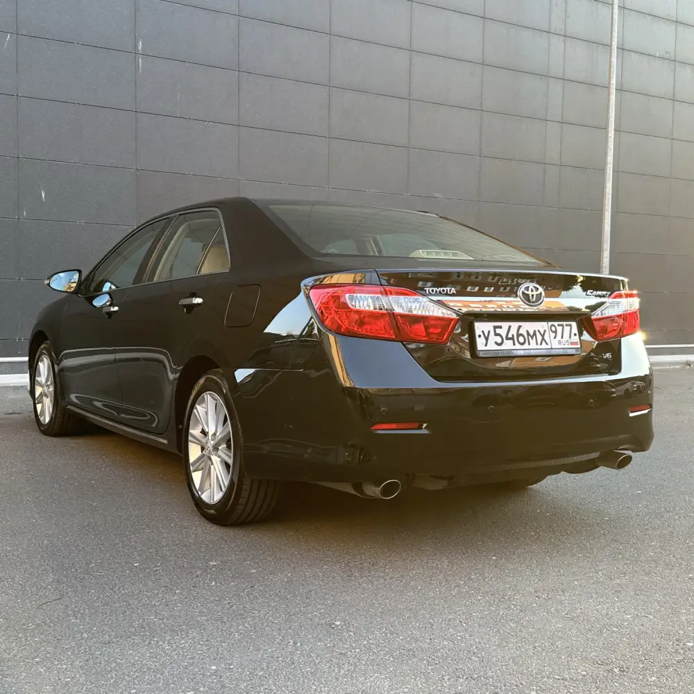 Toyota Camry — фото 1 из 6