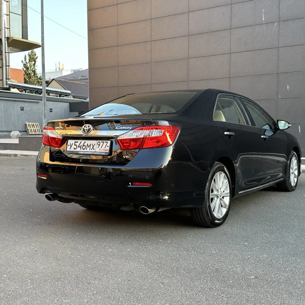 Toyota Camry — фото 2 из 6