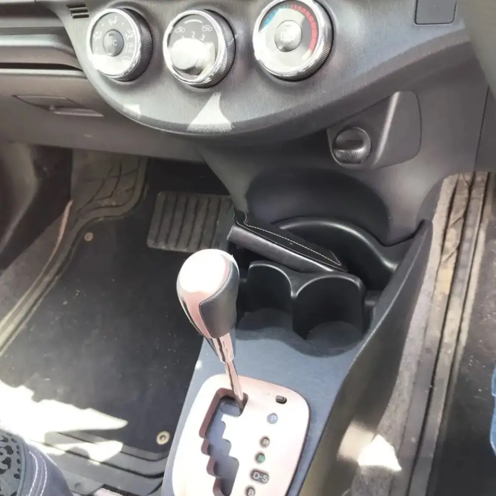 Toyota Vitz — фото 6 из 6
