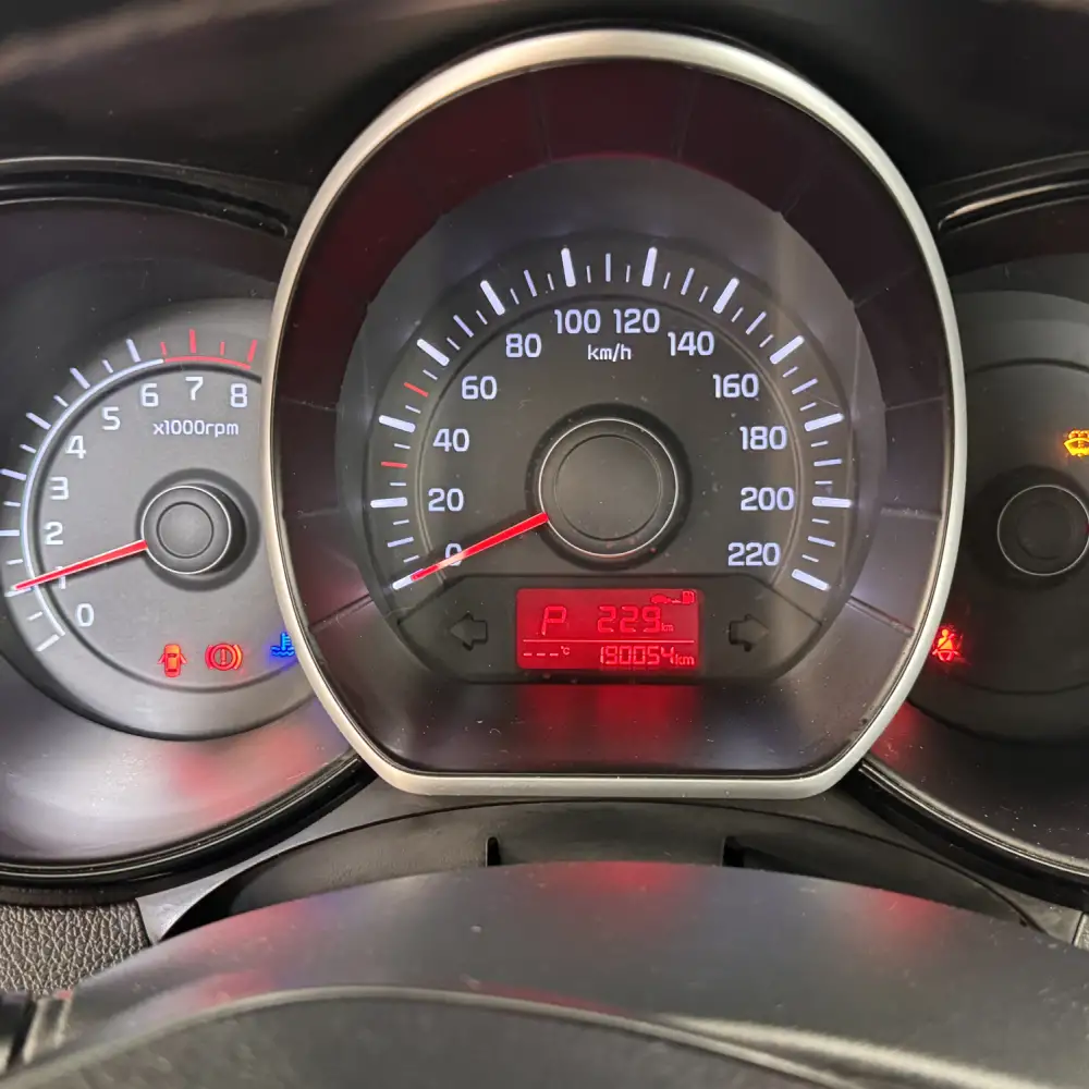 Kia Rio — фото 6 из 6