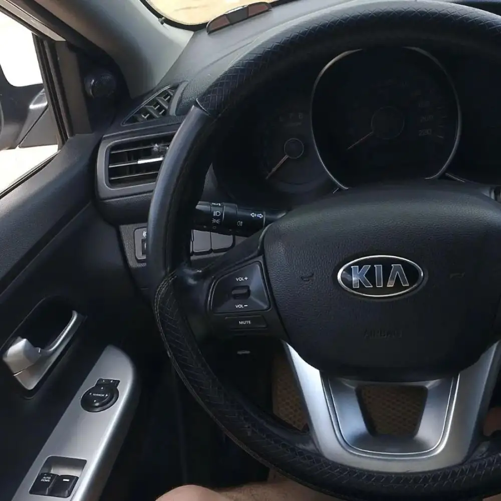 Kia Rio — фото 6 из 6