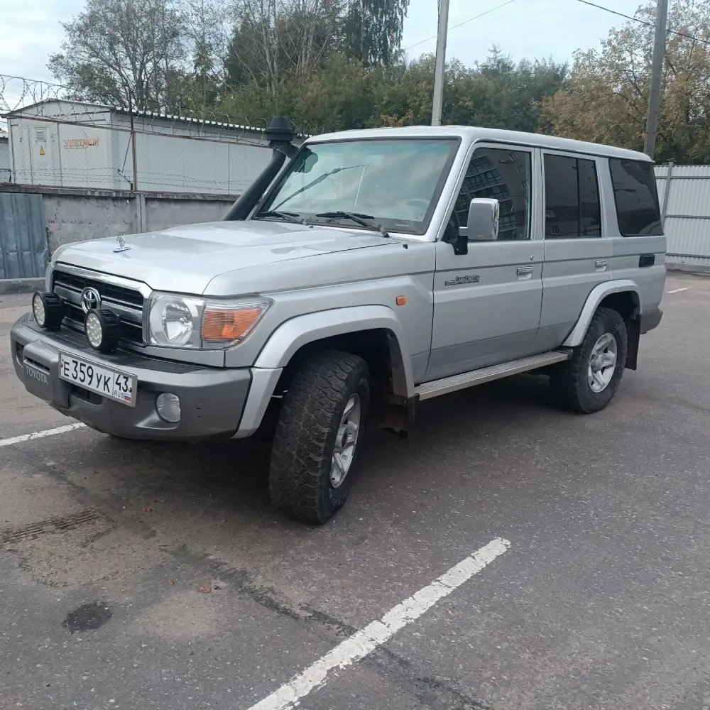 Toyota Land Cruiser — фото 1 из 6