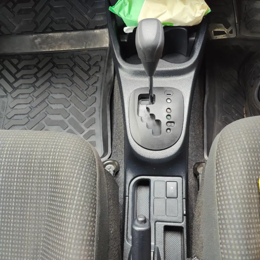 Toyota Vitz — фото 5 из 6