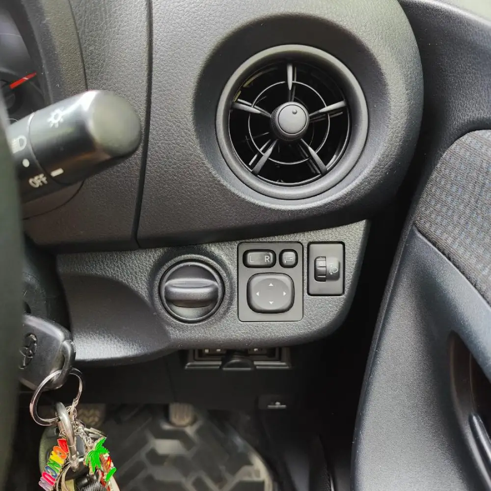 Toyota Vitz — фото 6 из 6