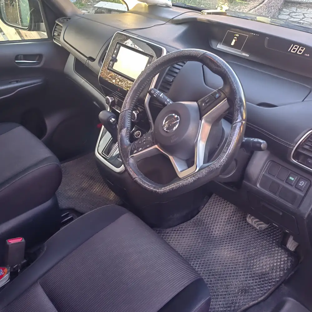 Nissan Serena — фото 5 из 6