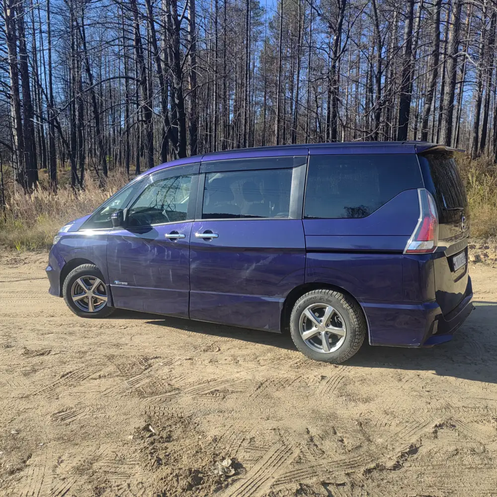 Nissan Serena — фото 6 из 6