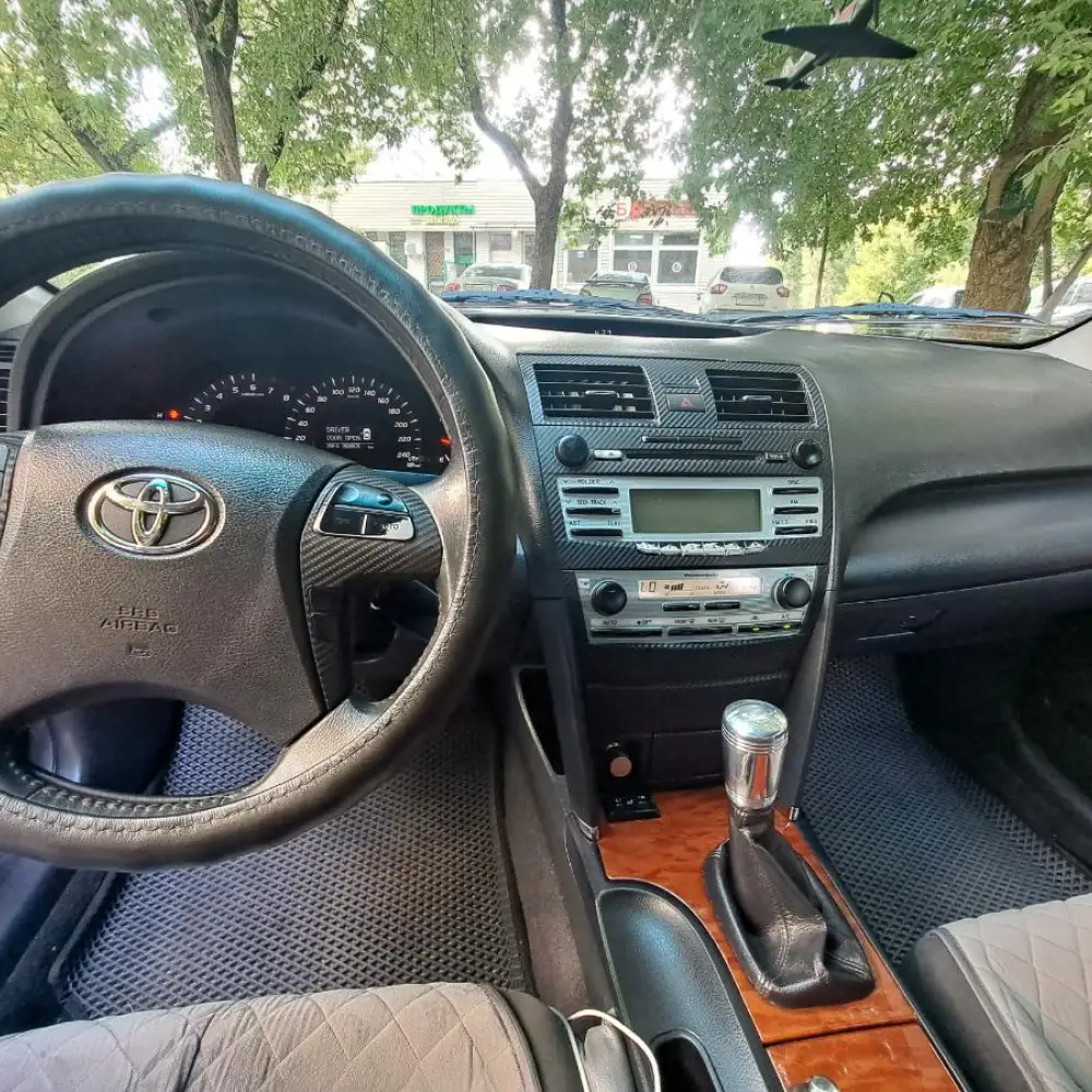 Toyota Camry — фото 2 из 6